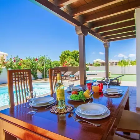 Playa Blanca Sleeps 8 Pool Air Con Wifi Villa *